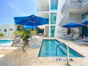 Piscina de la sau aproape de Penthouse Bahia Mar South Beach on Ocean Drive Miami Beach home