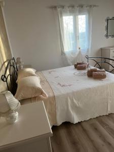 ein Schlafzimmer mit einem Bett mit zwei Handtüchern darauf in der Unterkunft Villa Flora di Capriata d'orba in Predosa