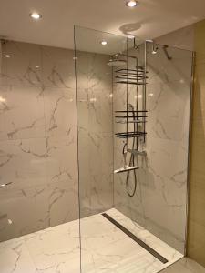W łazience znajduje się prysznic ze szklanymi drzwiami. w obiekcie Wakacyjny dom w Suchym Borze w mieście Suchy Bór