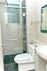 uma casa de banho com um WC, um lavatório e um chuveiro em Bulan Guesthouse Imago em Kota Kinabalu