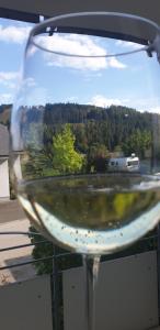 a glass of wine with a view of a road at Vakantiewoning EvaLisa in Willingen