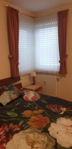 - une chambre avec 2 lits et une fenêtre avec des rideaux dans l'établissement Vakantiewoning EvaLisa, à Willingen