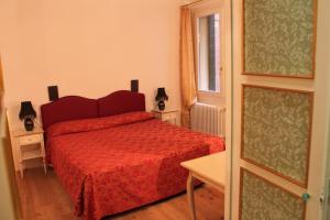 A bed or beds in a room at Sant'Angelo - Fenice Apartments in Venice