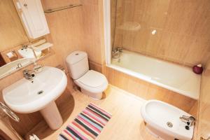 Kúpeľňa v ubytovaní Apartmento Alcabre (Vigo) vistas al mar 6 personas + 8 fotografií