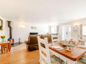 a living room with a table and a couch at Pea Cottage in Ilchester