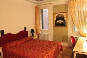 A bed or beds in a room at Sant'Angelo - Fenice Apartments in Venice