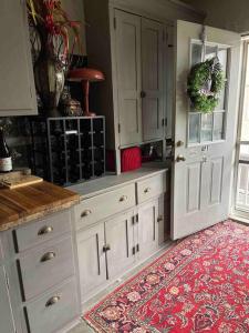 Dapur atau dapur kecil di Redefined Alchemy - Bright, eclectic, pretty Apt 3E