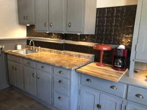 Dapur atau dapur kecil di Redefined Alchemy - Bright, eclectic, pretty Apt 3E