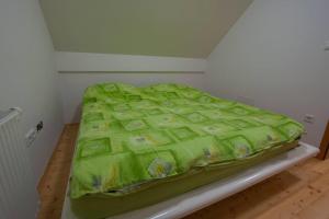 Llit o llits en una habitació de Holiday Home Zelenka