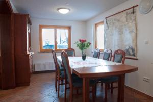 - une salle à manger avec une table et des chaises en bois dans l'établissement Holiday Home Zelenka, à Cerklje na Gorenjskem