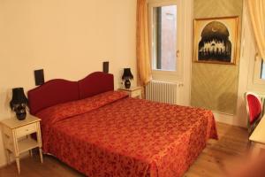 A bed or beds in a room at Sant'Angelo - Fenice Apartments in Venice