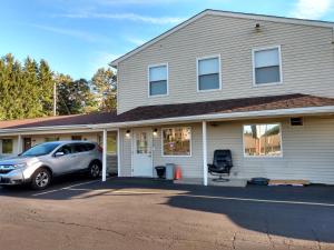 uma casa com um carro estacionado na entrada em Eldorado Motel, New Castle em New Castle