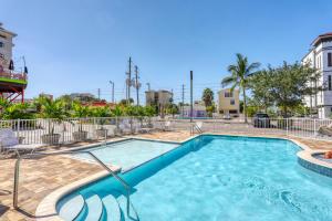 - une piscine dans un complexe d'appartements dans l'établissement Madeira Bay Resort 508, à St. Pete Beach
