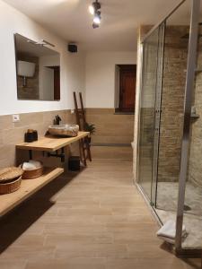 La salle de bains est pourvue d'une douche à l'italienne et d'une table en bois. dans l'établissement Casa Lavinia, à Casperia