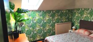 una camera da letto con un letto e una parete verde di SUITE BETTy a Mestre