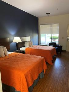 奧蘭多的住宿－奧蘭治縣國家高爾夫中心旅館，酒店客房设有两张床和窗户。