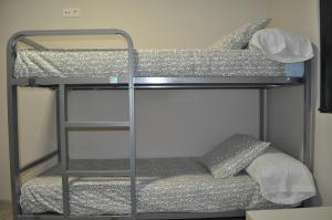 Divstāvu gulta vai divstāvu gultas numurā naktsmītnē Albergue Muralla Leonesa