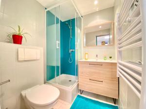 a bathroom with a toilet and a shower at ~ le Terracotta ~ Studio 1/4 pers / Futuroscope in Chasseneuil-du-Poitou