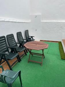 Habitación con sillas, mesa, mesa y sillas. en Apartamento nuevo con piscina en el centro "Doña Paca", en Ronda