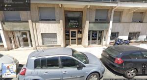 dwa samochody zaparkowane na parkingu przed budynkiem w obiekcie Plage Catalans:Studio entre la mer & le Parc Pharo w Marsylii