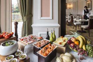 un buffet avec différents types de nourriture sur une table dans l'établissement St Paul's Hotel, à Londres