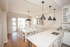 Kuchyň nebo kuchyňský kout v ubytování Beachfront Apartment @ Summerseas