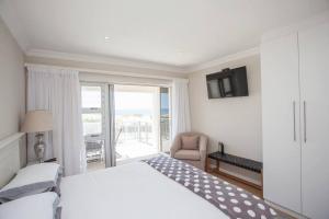 Postel nebo postele na pokoji v ubytování Beachfront Apartment @ Summerseas + 46 fotografií