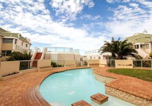 Bazén v ubytování Beachfront Apartment @ Summerseas nebo v jeho okolí