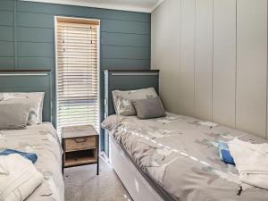Säng eller sängar i ett rum på Coastal Retreat - Uk37722