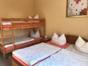 מיטה או מיטות קומותיים בחדר ב-Ferienwohnung 4 vom Friesenhof Wieratal