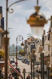 vistas a una calle de la ciudad con coches en la carretera en Les Cigognes - Deux Pièces - Deauville Centre, en Deauville