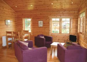 uma sala de estar com sofás roxos e uma mesa em Home Farm em Stillingfleet