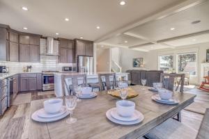 a kitchen and dining room with a table and chairs at Lincoln Landing in Lincoln City