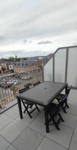 un tavolo su un balcone con vista sulla città di Les Terrasses du Haras a Lamballe