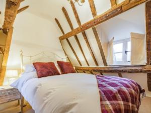 Een bed of bedden in een kamer bij The Cottage