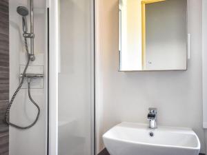 ein Bad mit einer Dusche, einem Waschbecken und einem Spiegel in der Unterkunft Everard - Uk37772 in Stoupe Brow