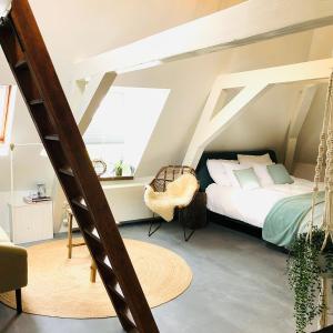 um quarto com uma cama de baloiço e uma janela em Bed & Breakfast [H]eerlijk! em De Kwakel