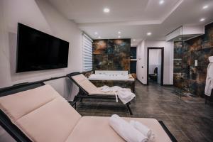 sala de estar con muebles blancos y TV de pantalla plana en B&BIO SPA, en Catanzaro