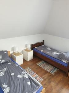 2 camas en una habitación con suelo de madera en Domek Nad Mleczką, en Przeworsk