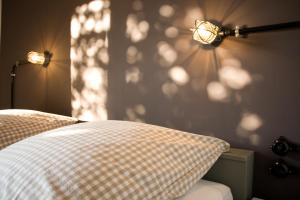 ein Schlafzimmer mit einem Bett mit zwei Lichtern an der Wand in der Unterkunft Harz BnB Werkmeister in Sankt Andreasberg