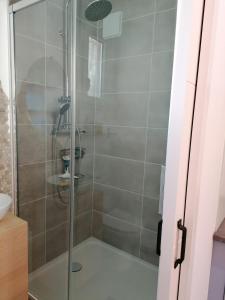 una doccia con porta in vetro in bagno di Escale à Bouzigues a Bouzigues