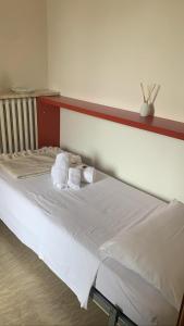 een bed met twee kussens in een kamer bij Villa Rita in Monzambano
