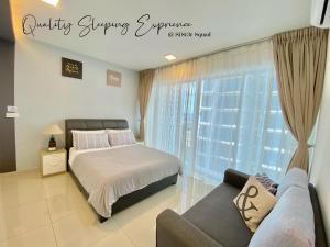 um quarto com uma cama, um sofá e uma janela em Breezy 2-10Pax Trefoil Setia City Shah Alam SiS Homestay em Shah Alam
