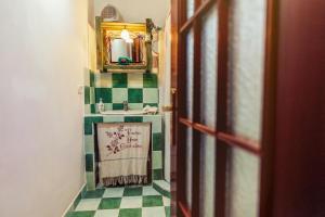 baño con lavabo y azulejos verdes y blancos en Campanino68 en San Martino Valle Caudina