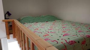 un letto con fenicotteri rosa in una camera da letto di Escale à Bouzigues a Bouzigues