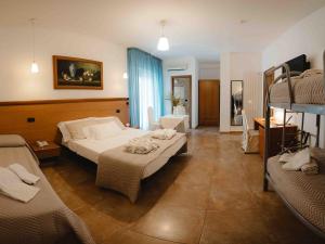 1 dormitorio con 1 cama y 2 literas en Accord Le Rose en Palagiano