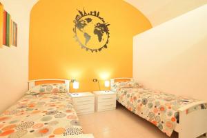 een slaapkamer met 2 bedden en een globe op de muur bij Casa Titen in Ventimiglia