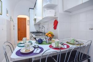 een keuken met een tafel en stoelen in een kamer bij Casa Titen in Ventimiglia