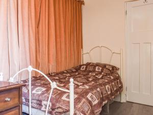 um quarto com uma cama, uma cómoda e uma janela em Byeways - Railway Carriage em Selsey