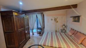 um quarto com uma cama grande e um grande armário de madeira em Monolocale in tipica casa ligure em Gênova